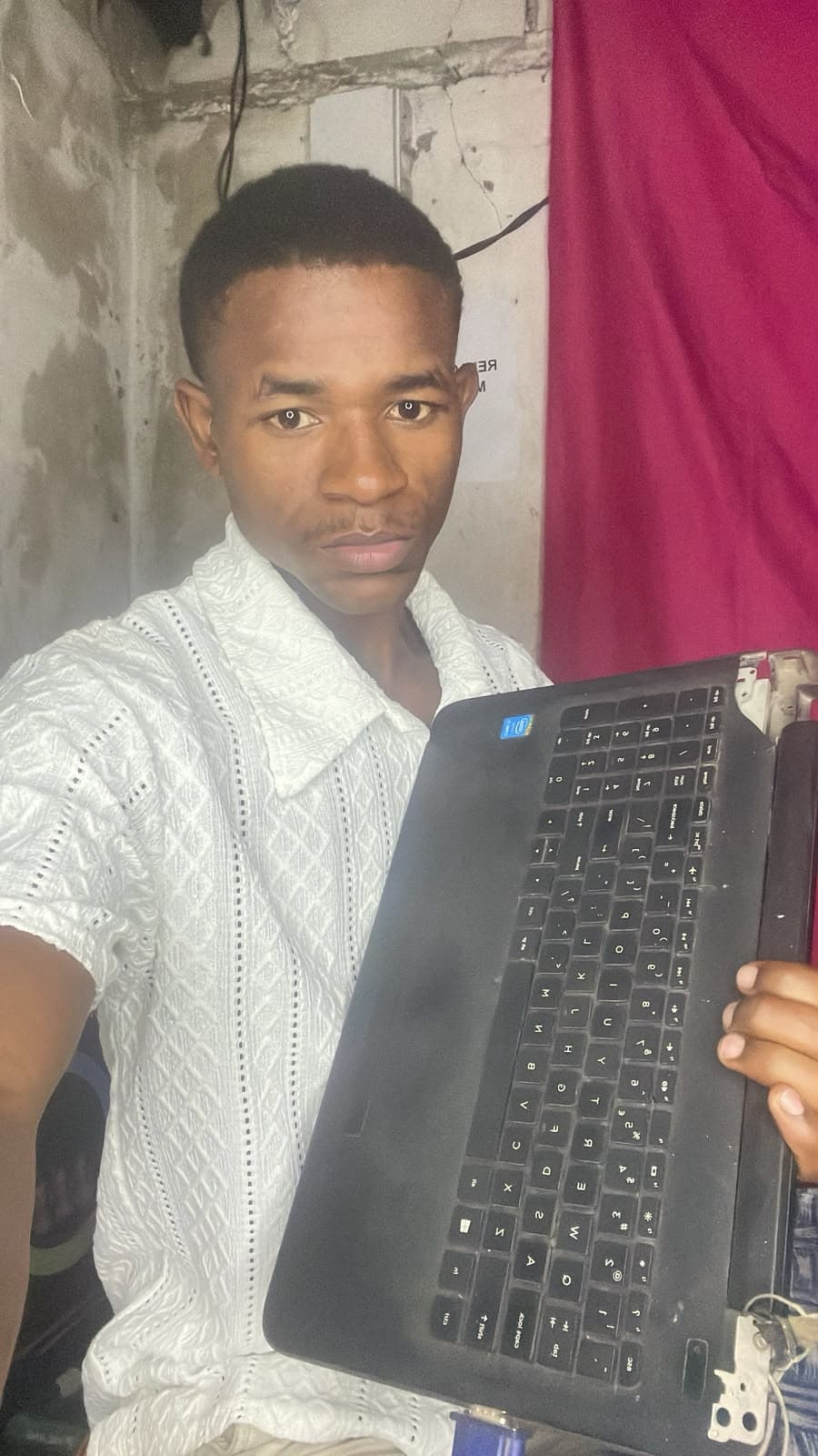 Michael segurando um notebook com a dobradiça partida