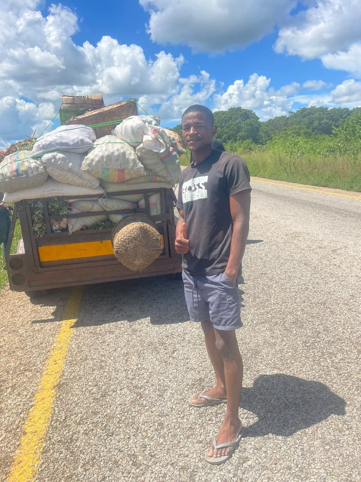 Michael numa estrada de Moçambique, ao lado de uma carroça carregada de sacos